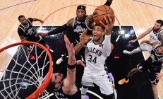 三亿体育体育娱乐-雄鹿轻取快船，米切尔贡献30分