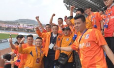 三亿体育体育链接-关于铁杆球迷聚集看台，为心爱球队加油助威的信息