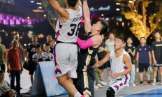 三亿体育体育网站入口-顶尖篮球联赛的球员们努力备战比赛