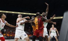 三亿体育体育官方登录入口-拜仁慕尼黑遭受劲敌阻击，欧冠决赛前景岌岌可危