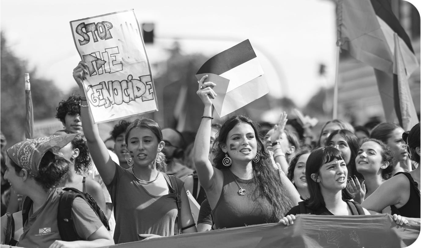 包含罗马发生大规模游行示威，示威者抗议政府提高税收的词条