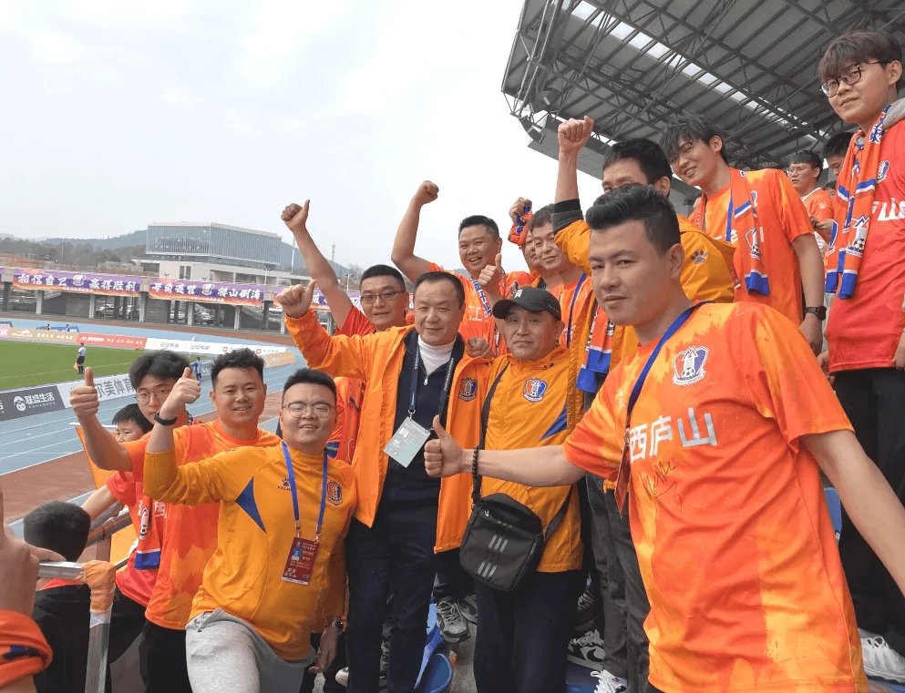 关于铁杆球迷聚集看台，为心爱球队加油助威的信息