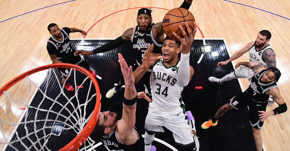 雄鹿轻取快船,米切尔贡献30分 雄鹿轻取快船,米切尔贡献30分