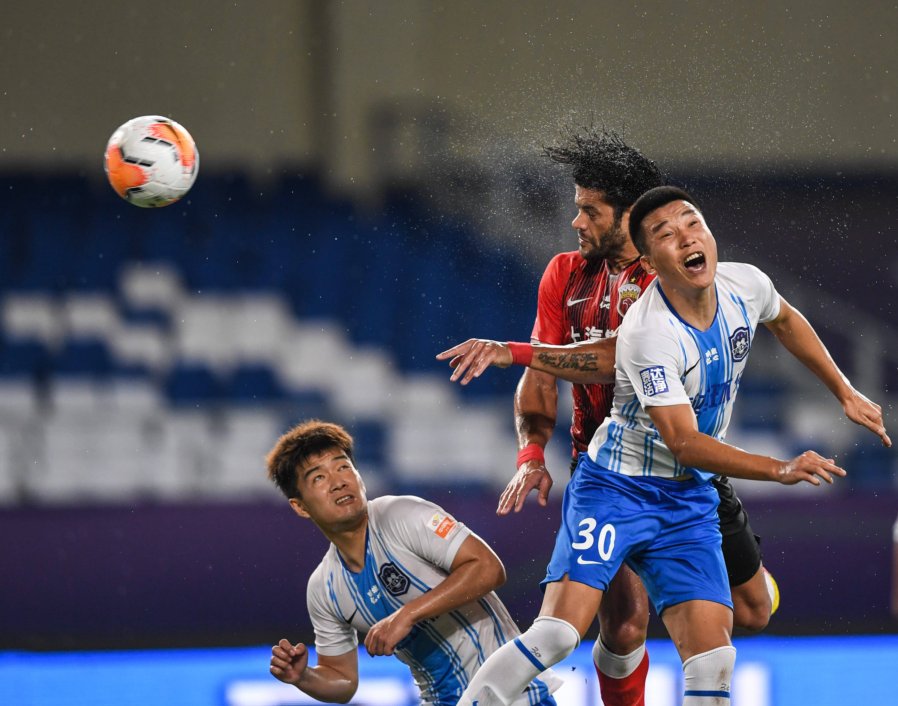 上海上港遭遇天津泰达的强劲阻击