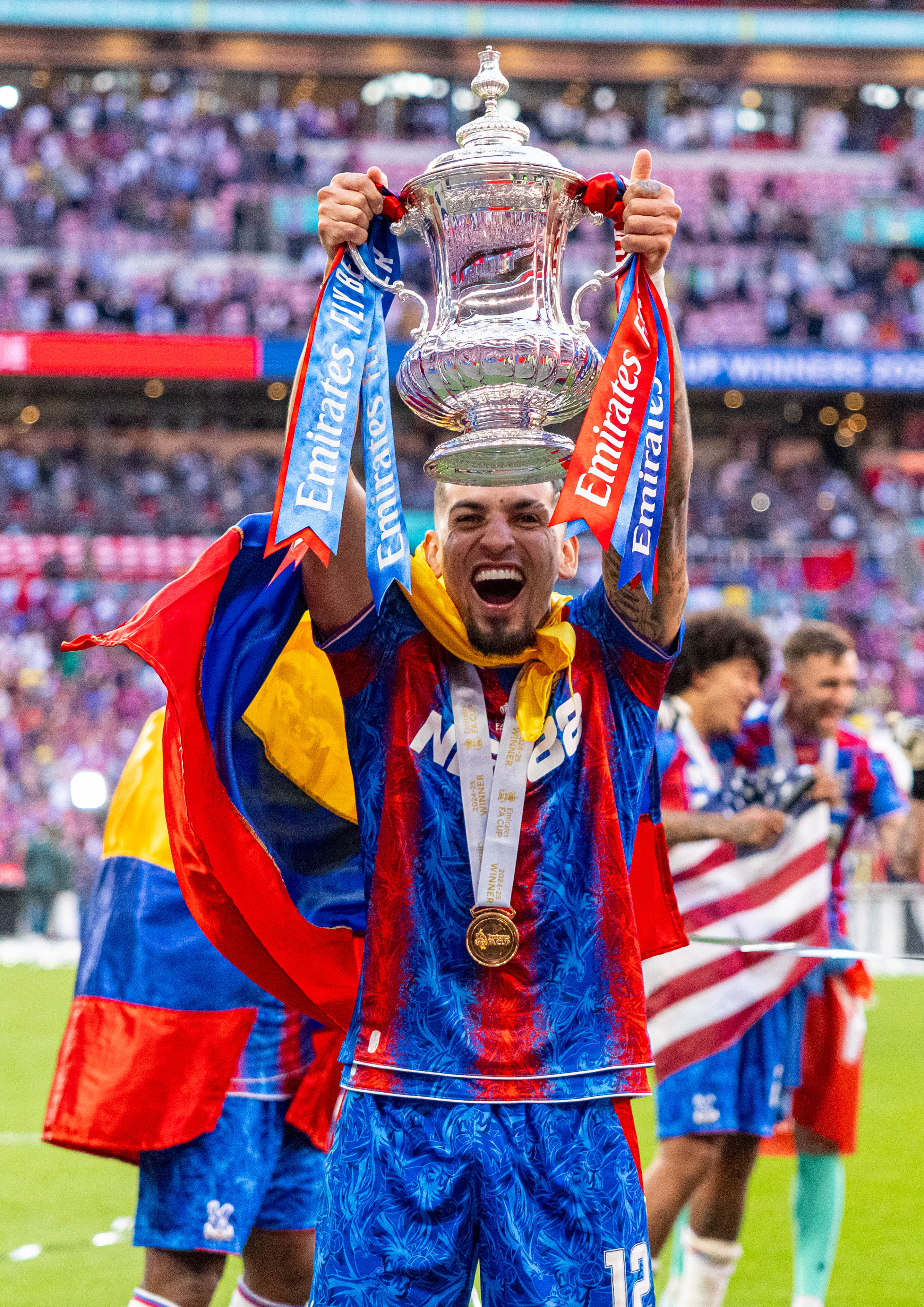 英格兰队在比赛中取得胜利，士气高昂的简单介绍