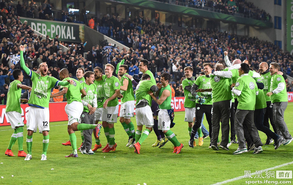 包含狼堡队展现团队实力，力克劲旅斩获胜利的词条